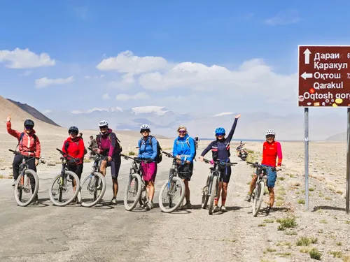 Auf dem Pamir Highway auf 4.000 Metern Höhe - unsere 7 Teilnehmerinnen auf der Reise